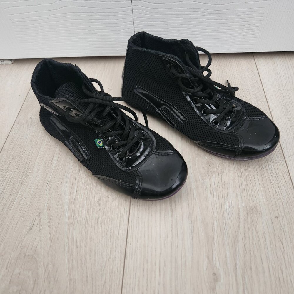Black and purple Mid-Top Dança dance shoes from Taygra